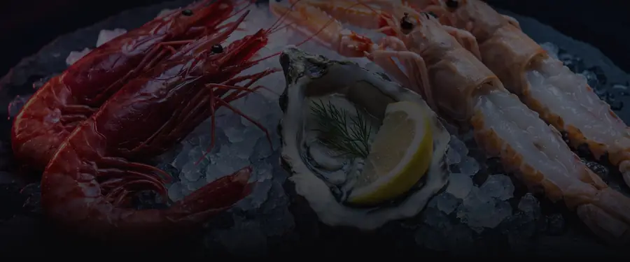 Gambero rosso, scampi e ostrica serviti su ghiaccio