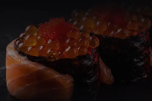 Guncan con uova di salmone e tobiko