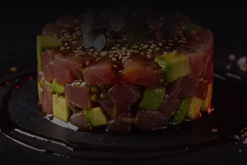 Tartare di tonno con avocado e sesamo