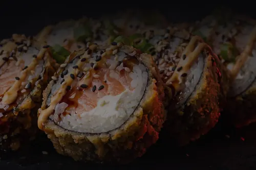 Uramaki fritti con salmone e sesamo