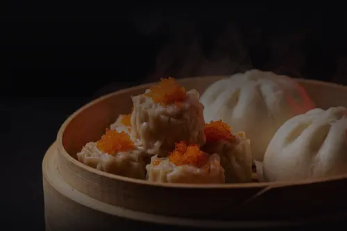 Ravioli e pane cinese nel cestello di bambu