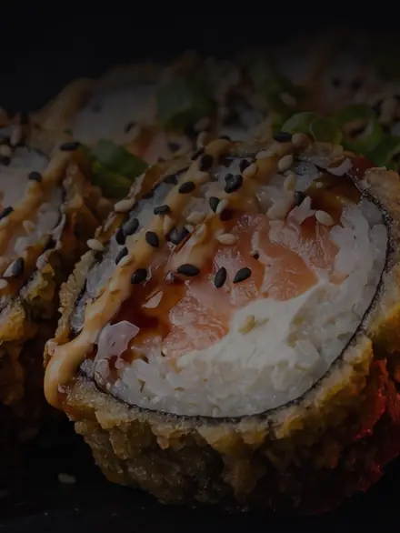 Uramaki fritti con salmone e sesamo